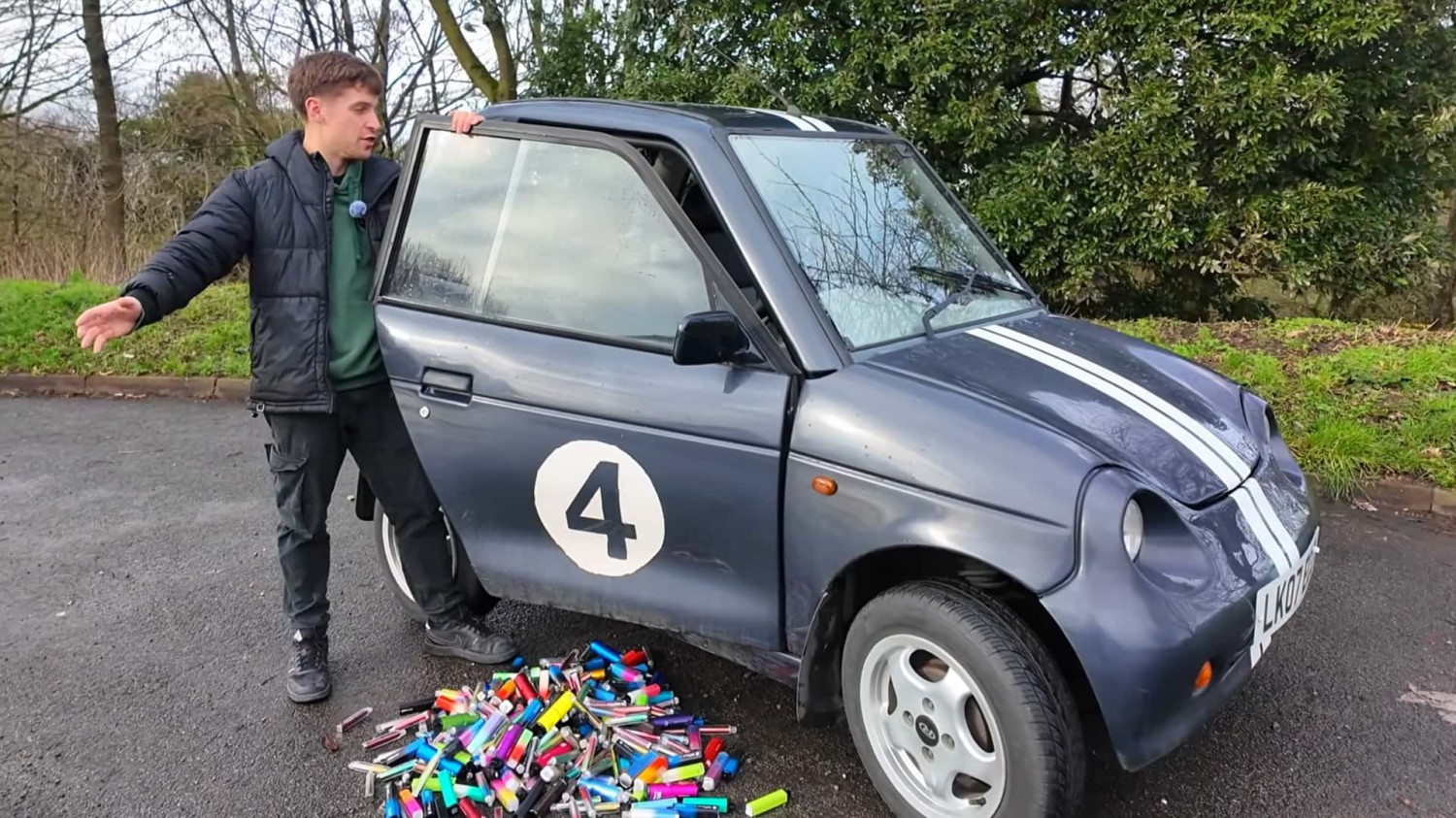 Un YouTuber fabricó un vehículo eléctrico alimentado por 500 baterías de vapeadores