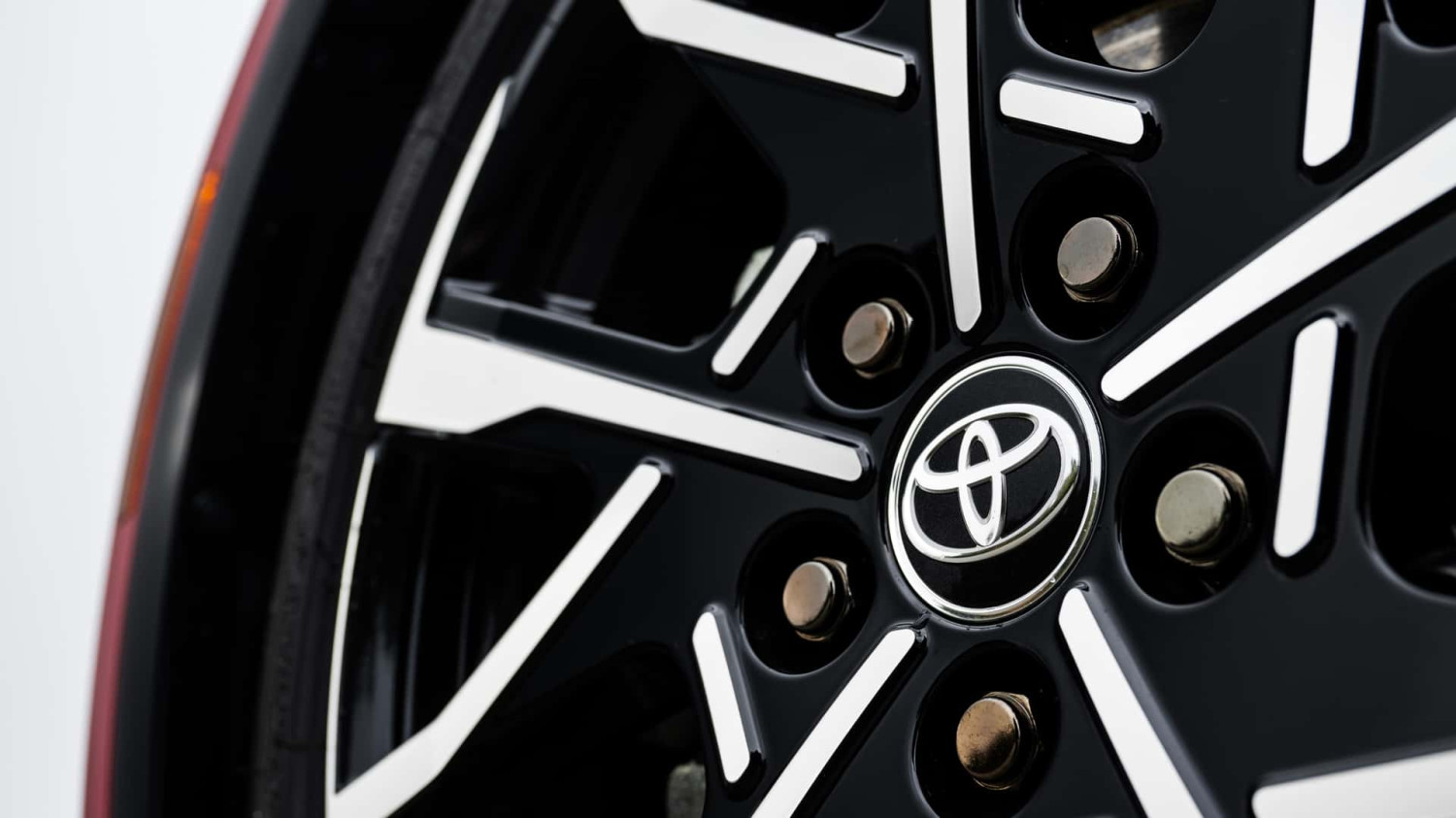 Toyota Menjual Sangat Banyak Mobil Bulan Lalu