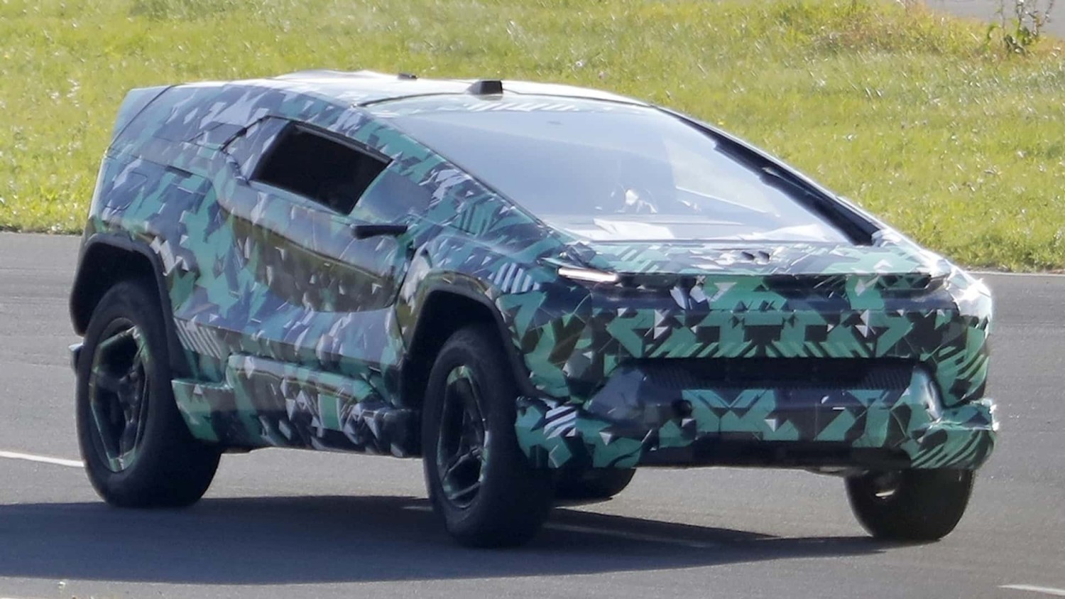 Voici le "Cybertruck du désert" : la première voiture électrique saoudienne