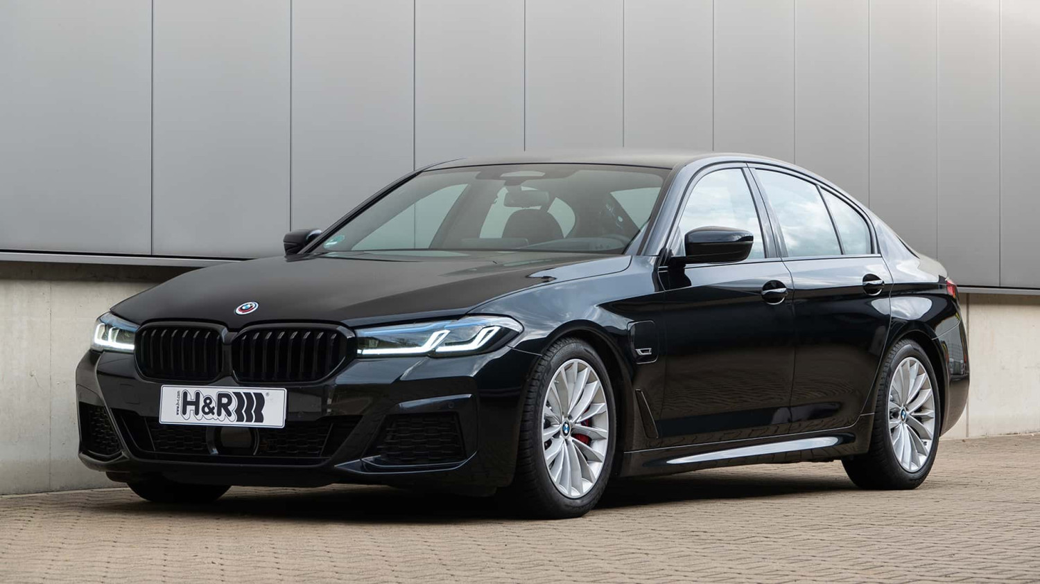 Der 5er-BMW der Baureihe G30/G31 mit H&amp;R-Tieferlegungsfedern