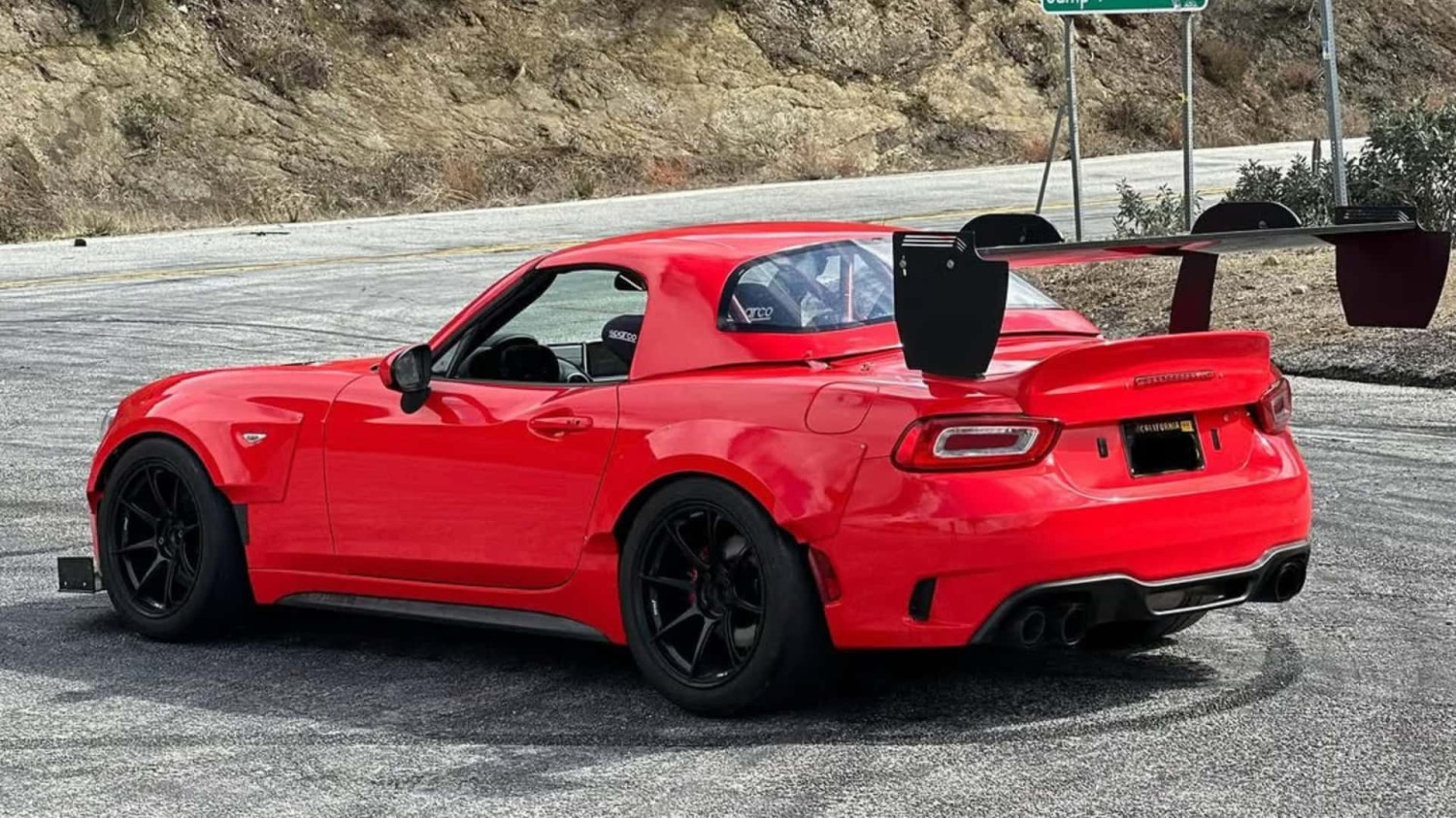 Dieser brachiale Fiat 124 Spider hat einen japanischen Hochdrehzahl-Motor