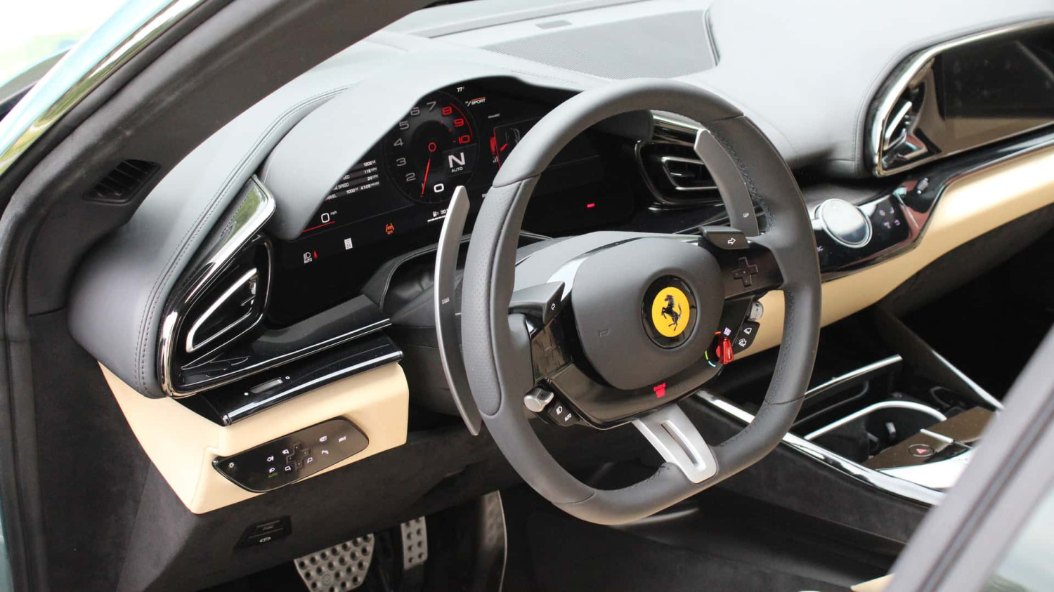 Ferrari sustituirá los controles táctiles del volante por botones físicos