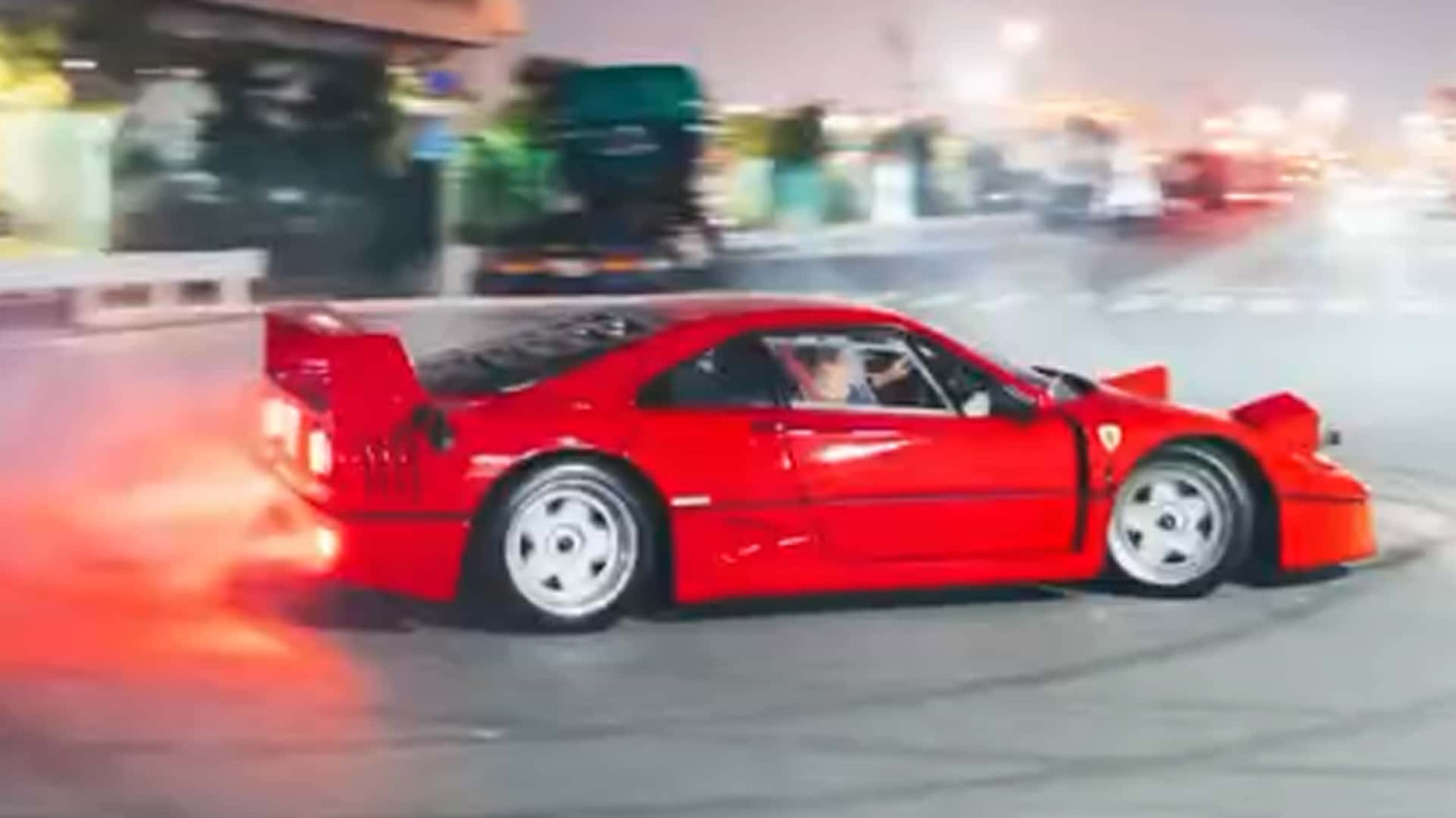Lewis Hamilton en drift à Tokyo au volant d'une Ferrari F40