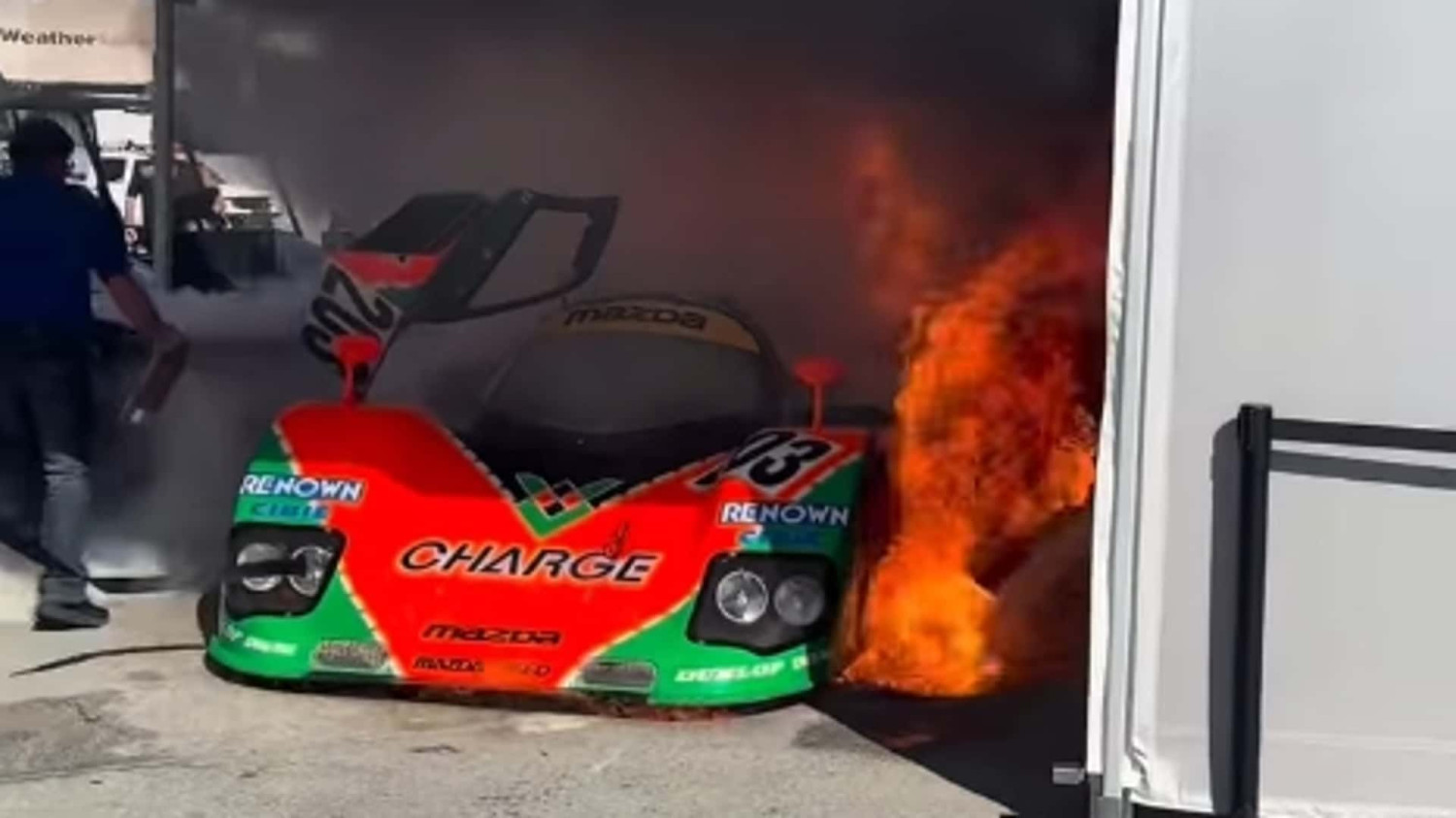 Une rare Mazda 767B en flammes à Laguna Seca