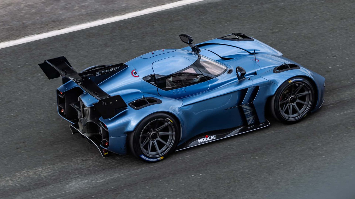 Di Dalam Gedung Pabrikan Mobil Bertenaga Kipas yang Sangat Cepat