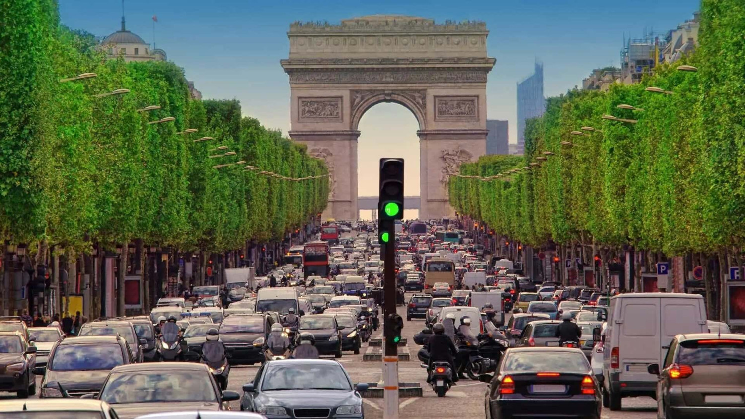 Stationnement, rues piétonnes, périphérique : quels sont les projets d’Emmanuel Grégoire pour l’automobile à Paris ?