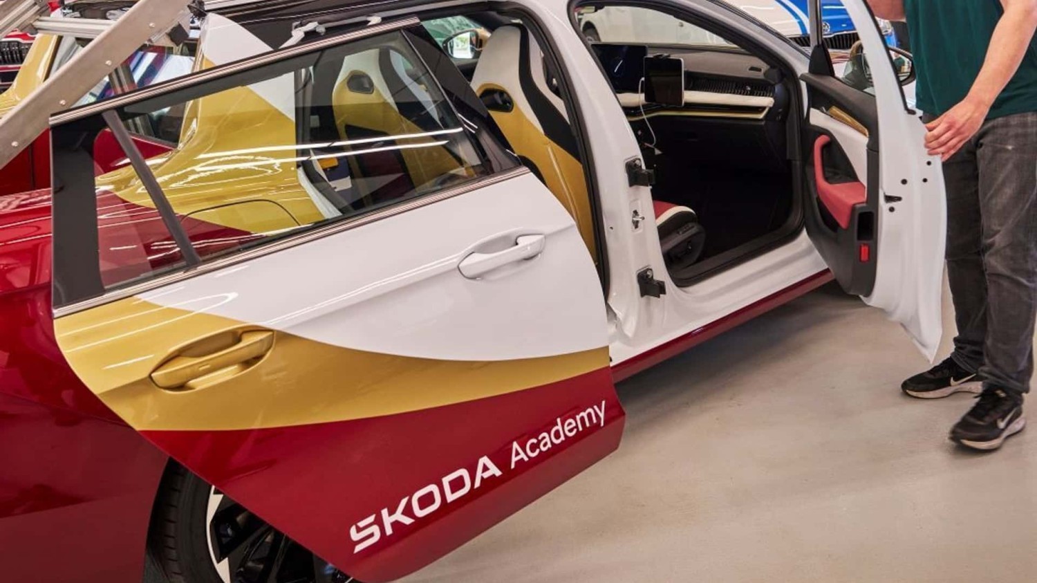 Skoda Mengubah Wagon Besarnya Menjadi Truk dengan Pintu Aneh