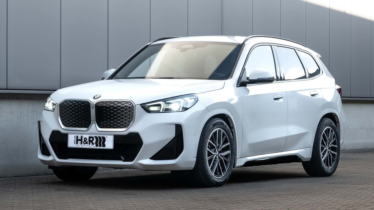 Der BMW iX1 / iX2 eDrive mit H&amp;R-Tieferlegungsfedern