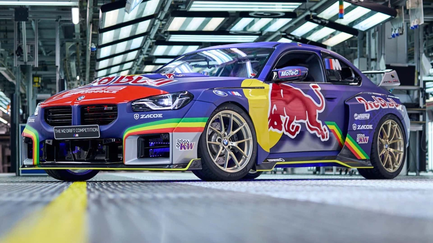 BMW, BMW M2, Un BMW M2 de más de 1.000 CV se divierte derrapando dentro de la fábrica