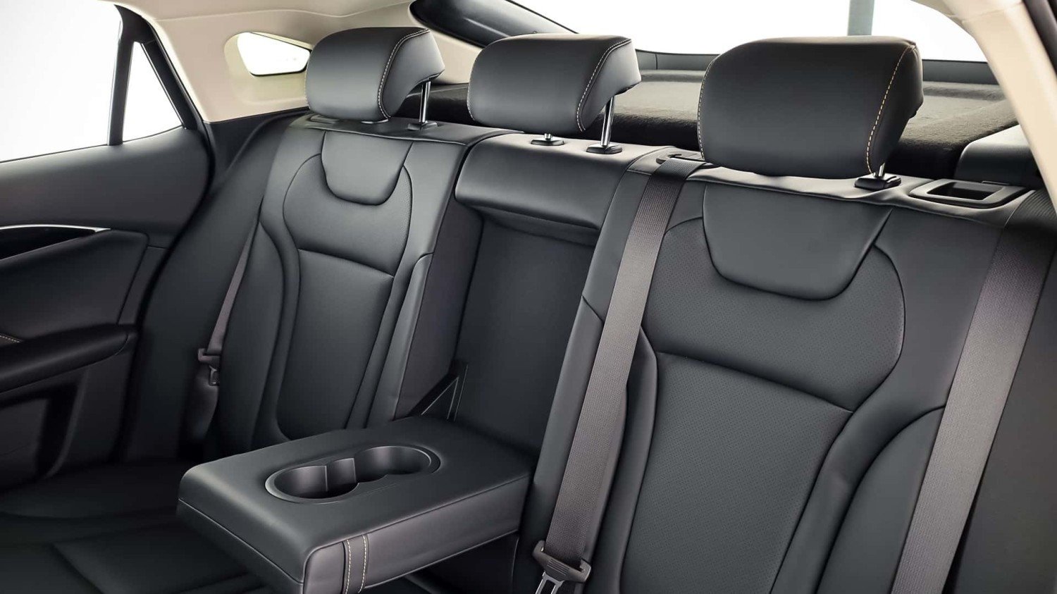 Parece un Volkswagen Passat, tiene 218 CV y vale ¡30.000 euros!