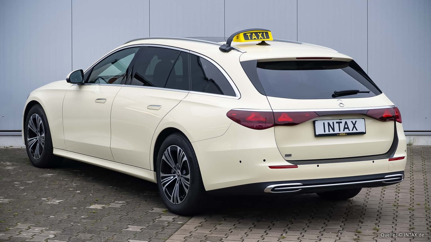 Mercedes E-Klasse T-Modell jetzt auch als Taxi mit Panorama-Schiebedach