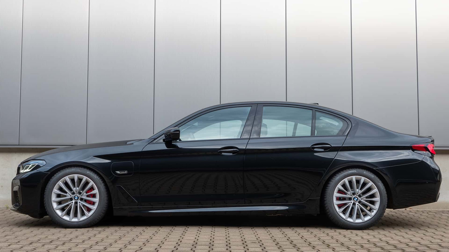 Der 5er-BMW der Baureihe G30/G31 mit H&amp;R-Tieferlegungsfedern