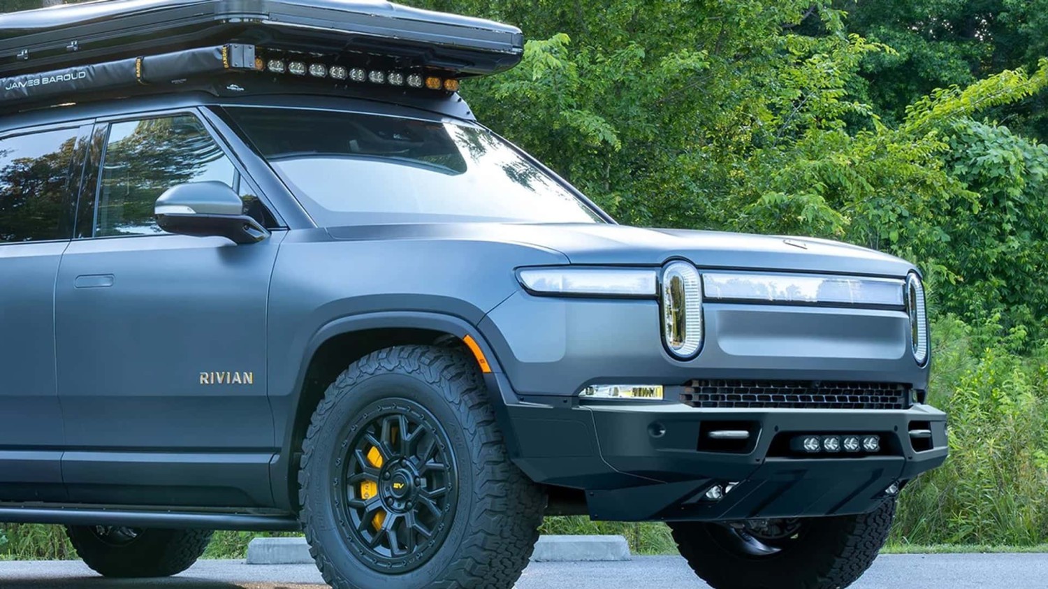 Rivian R1S dan R1T Akhirnya Dapat Bumper Winch