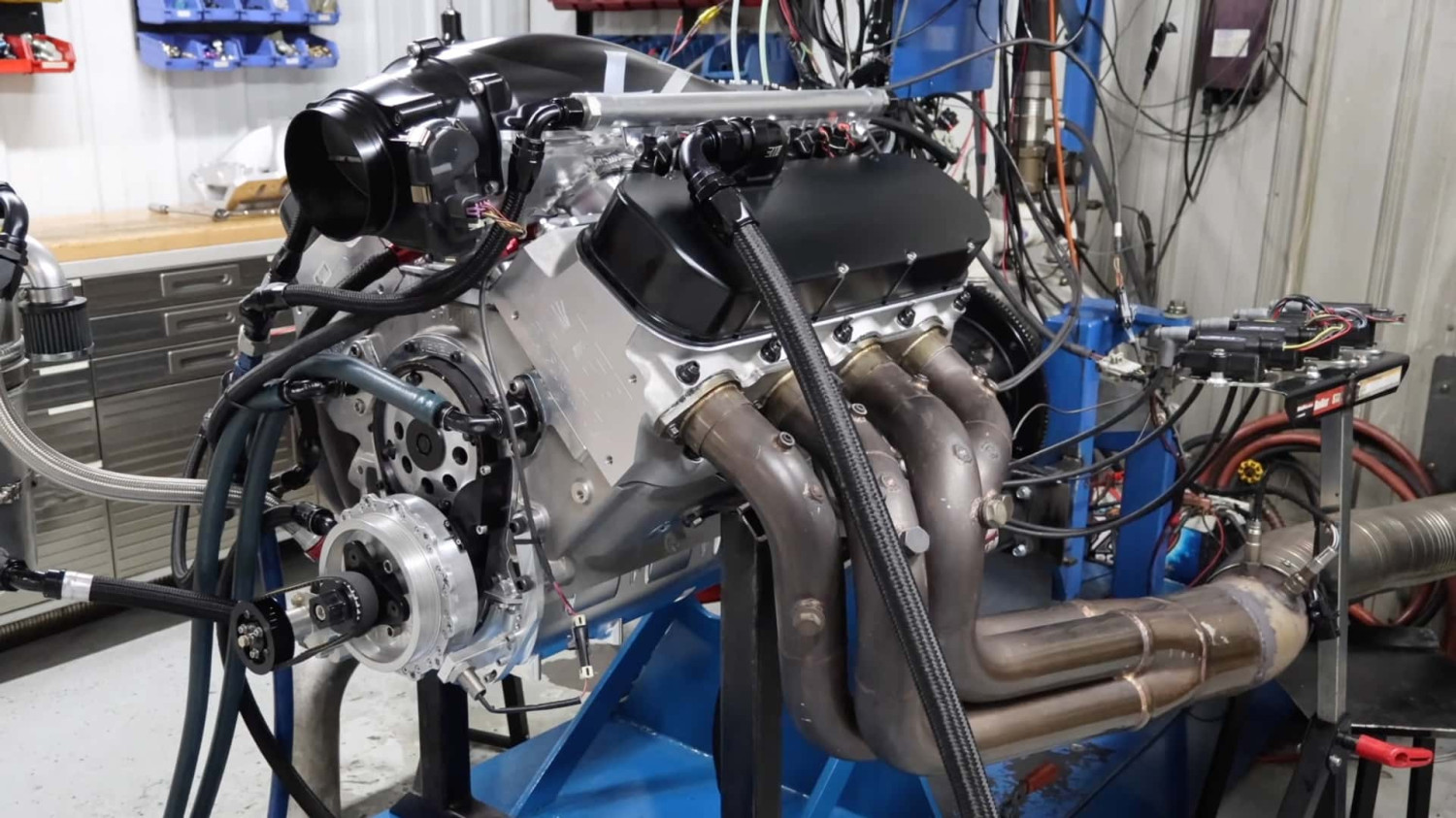 Dengarkan Mesin V-8 10 Liter Ini Berputar di Atas Dyno