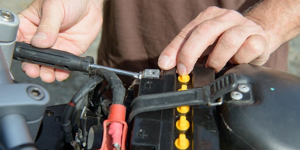 Penyebab Daya Aki Sepeda Motor Drop dan Cara Mengatasinya