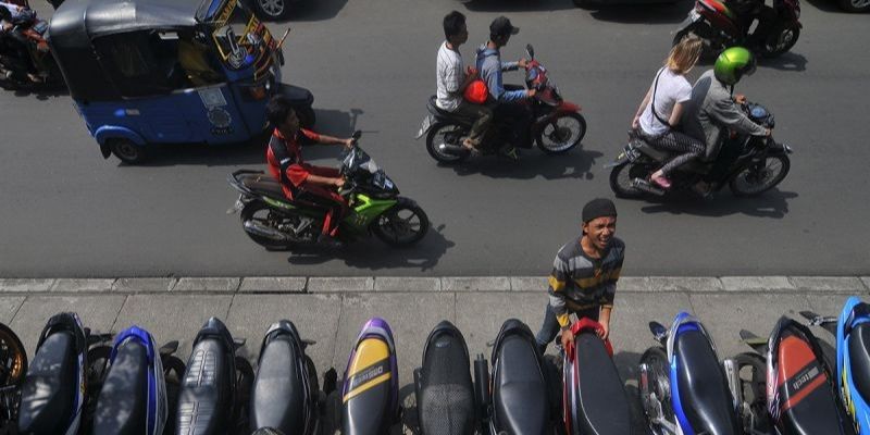 Rambu Dilarang Parkir dan Perbedaan dengan Larangan Berhenti yang Harus Diketahui