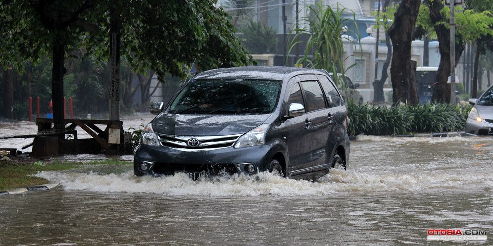 Memastikan Mobil Aman Setelah Banjir, Cek 7 Komponen Penting Ini