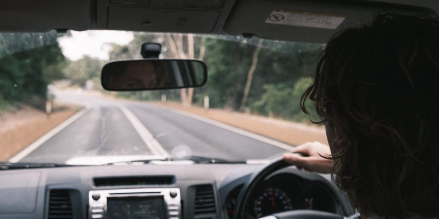 Kebiasaan Buruk Saat Mengemudi Mobil yang Harus Ditinggalkan untuk Keselamatan