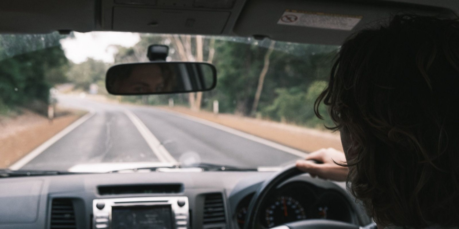 Kebiasaan Buruk Saat Mengemudi Mobil yang Harus Ditinggalkan untuk Keselamatan