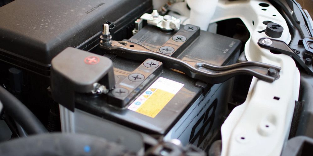 Perbandingan Aki Hybrid dan Aki Kering: Mana yang Lebih Baik untuk Mobil Anda?
