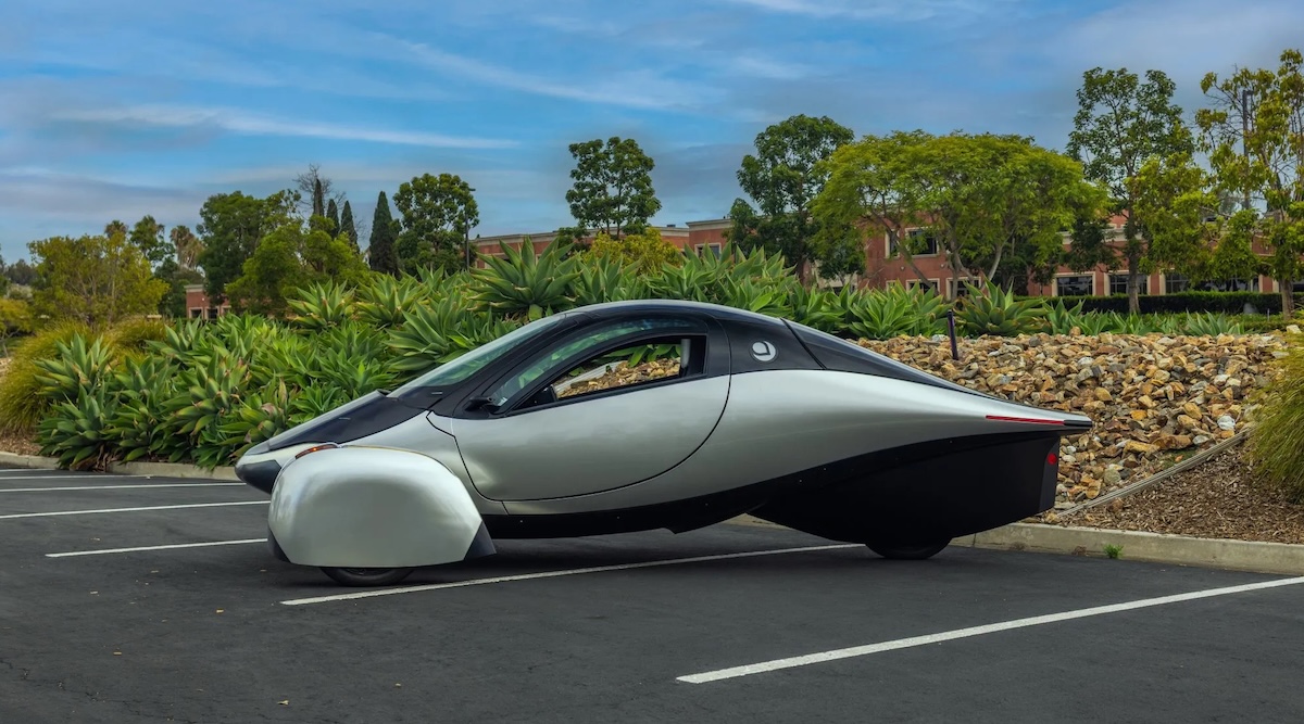 Sleek, Futuristic “Atlas” Car Recharges Self With Built-In Solar Cells