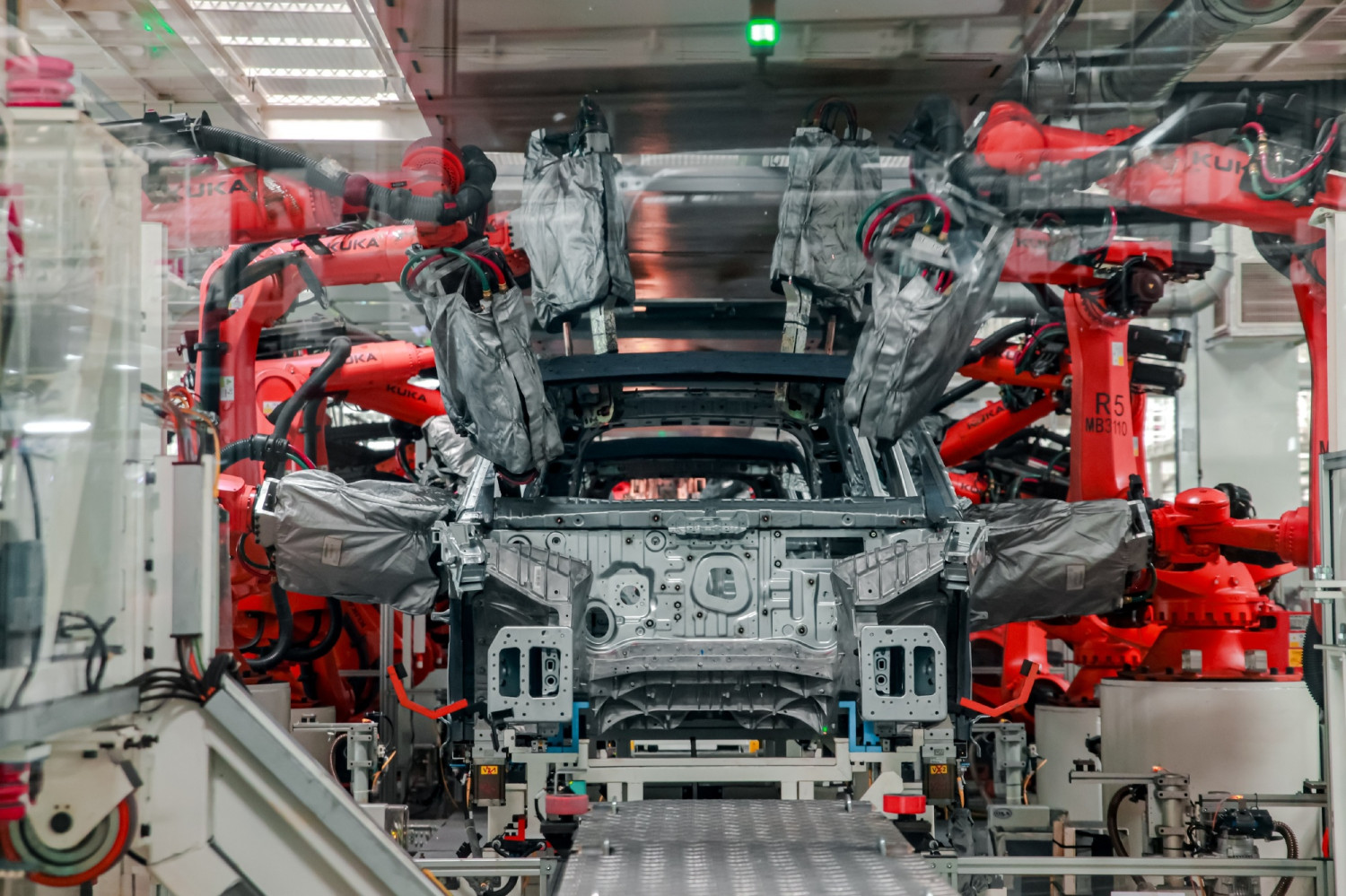 XPeng's right-hand-drive G9L, rated for 1,602 km, ships out for Australia