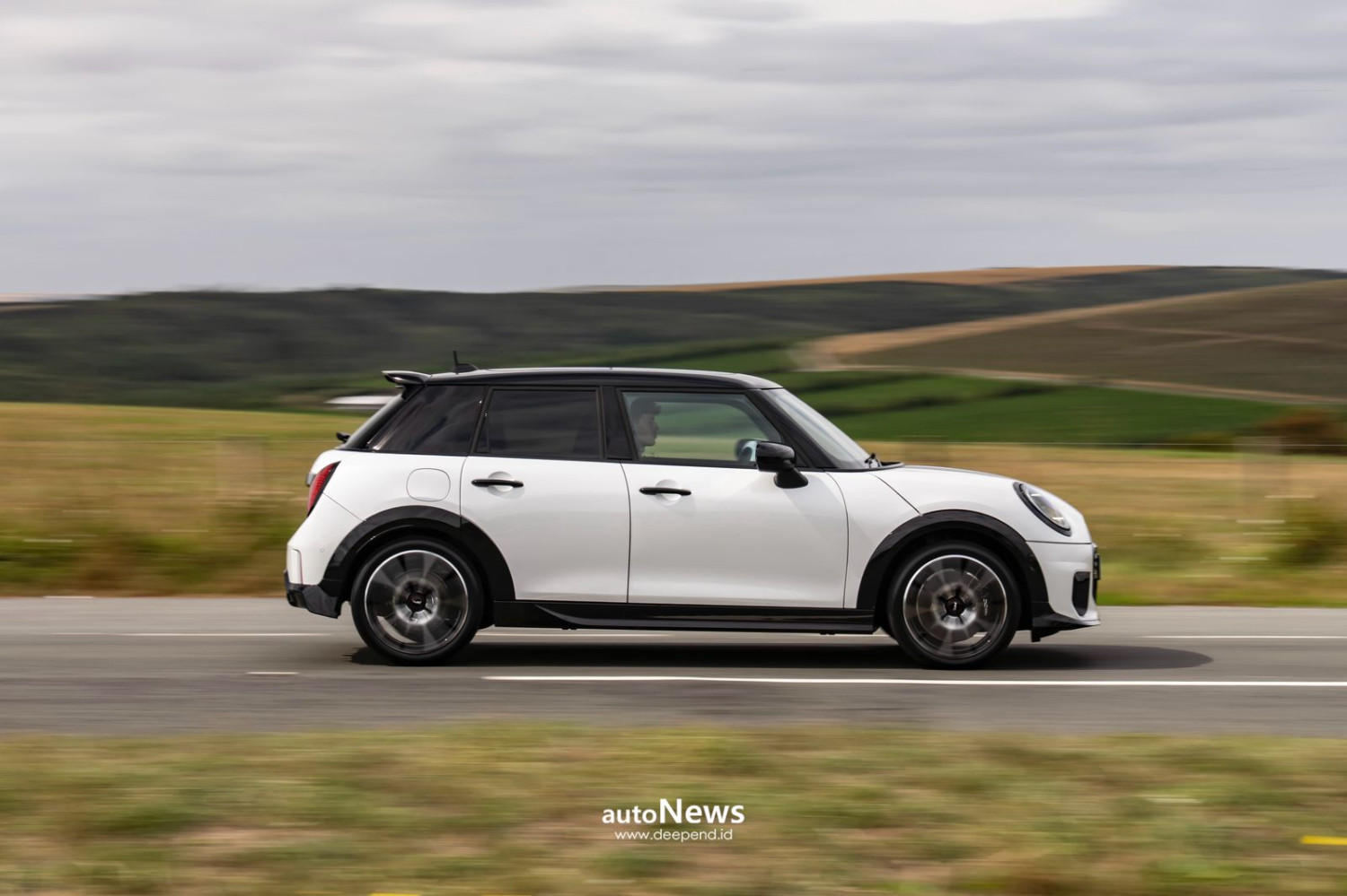 Profil Mobil MINI Cooper S 5-Door John Cooper Works – IKONIK DAN SPORTY