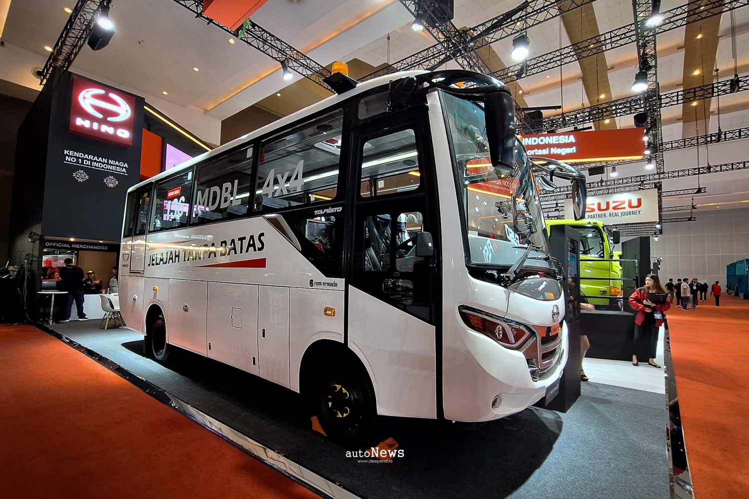 Kendaraan Komersial Hino Indonesia: Hadirkan Bus 4×4 untuk Operasional di Medan Ekstrem