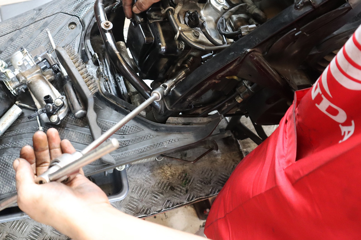 Tips Motor Gas Sudah Dibejek Tapi Motor Terasa Loyo? Bisa Jadi Biang Keroknya Busi