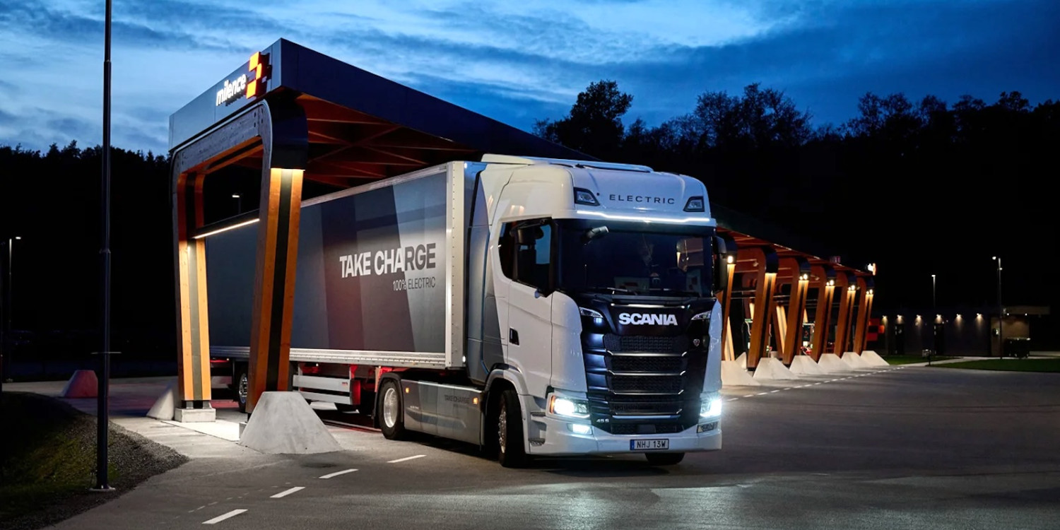 JUNA puts more than 100 Scania electric semi trucks to work
