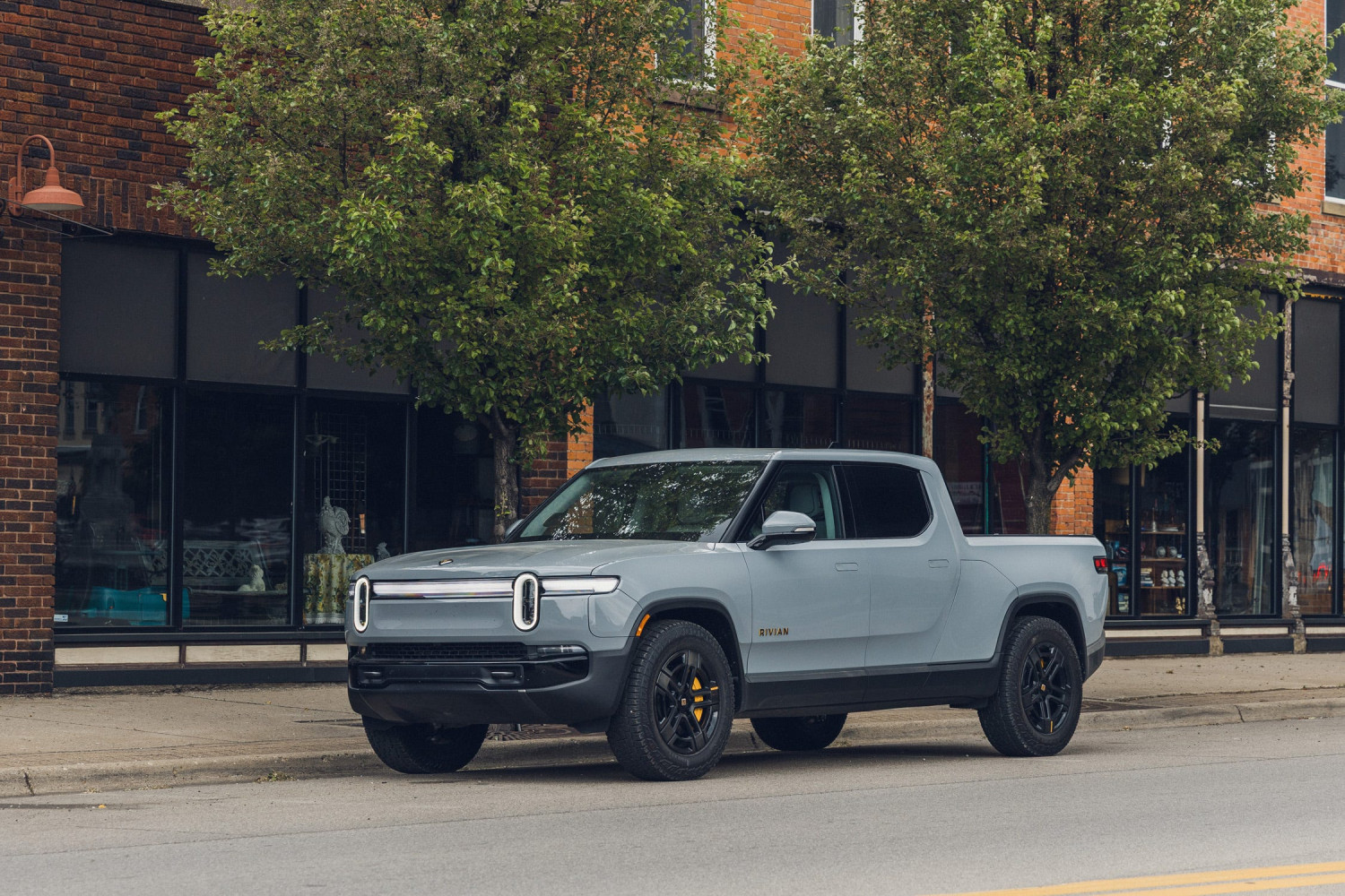 Rivian Axed Its Least Expensive R1s, the Dual Motor Standard Pack