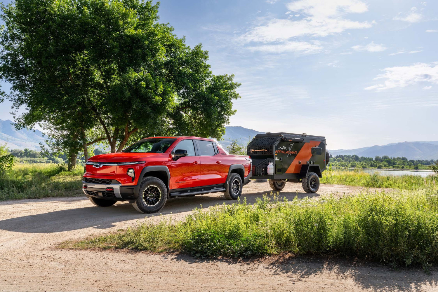 GM Pauses Work on Next-Gen Full-Size EV Trucks and SUVs: Report