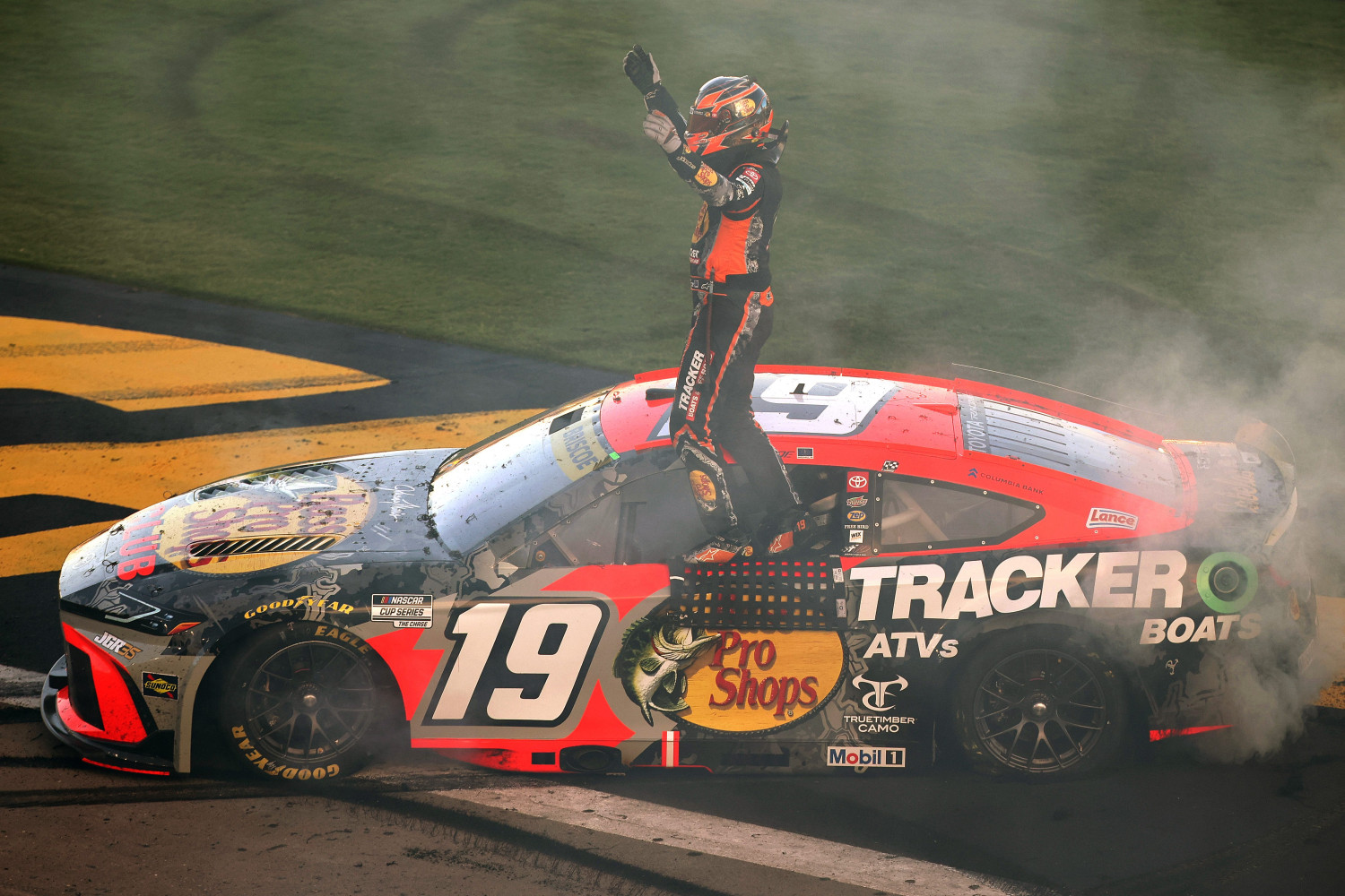 Briscoe Finds Redemption Battling with Larson for Las Vegas Win at Halfway Mark of NASCAR’s Chase