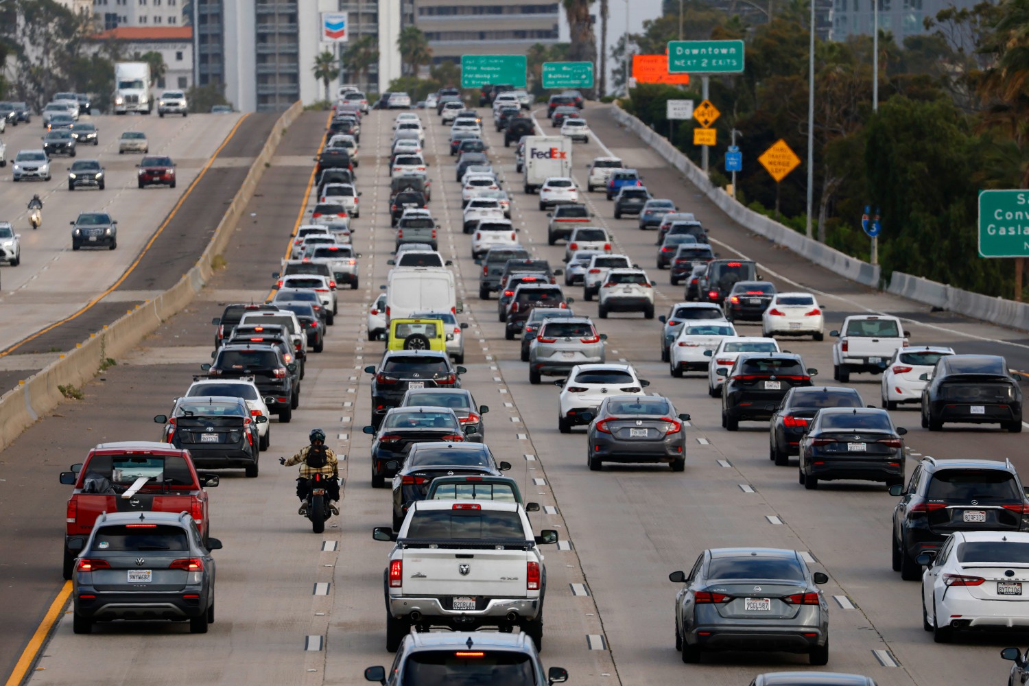 Drivers Are More Likely to Use Their Phones While Speeding, IIHS Study Says