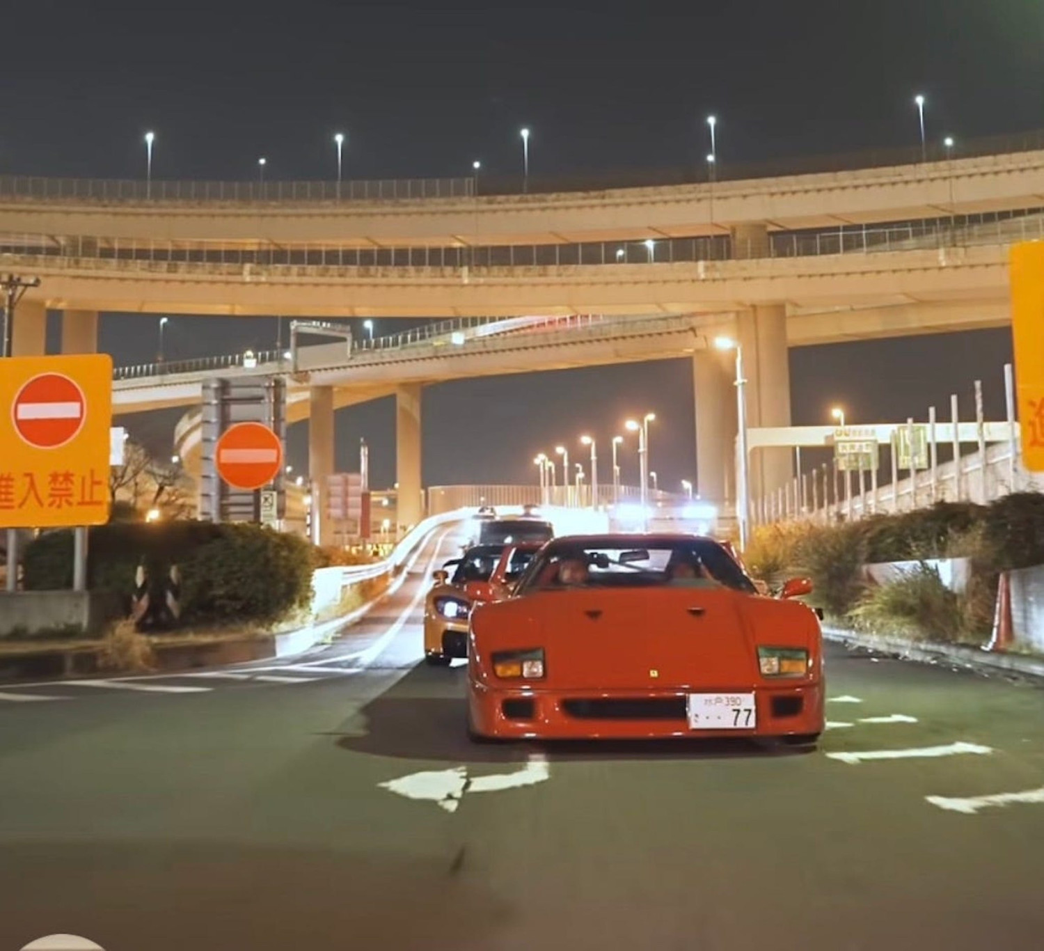 Ferrari, Ferrari F40, Lewis Hamilton Brought Kim Kardashian to a Japanese Car Meet in a Ferrari F40