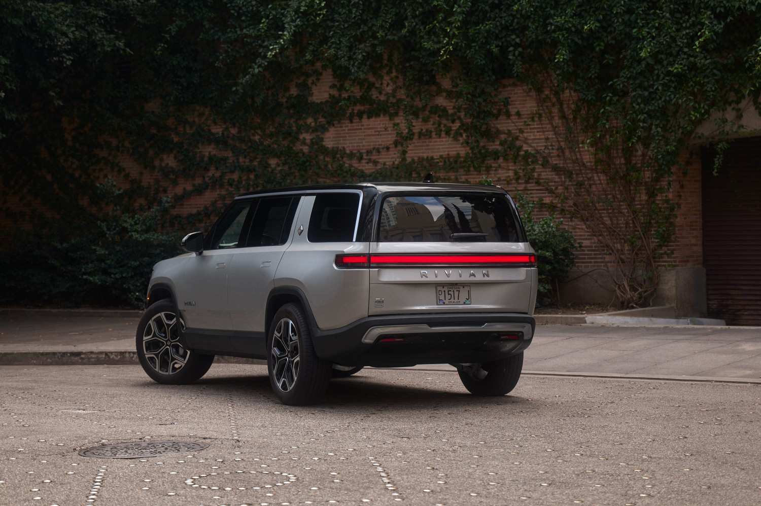 2027 Rivian R1S and R1T Are Now Better at Coddling and Trail Tackling