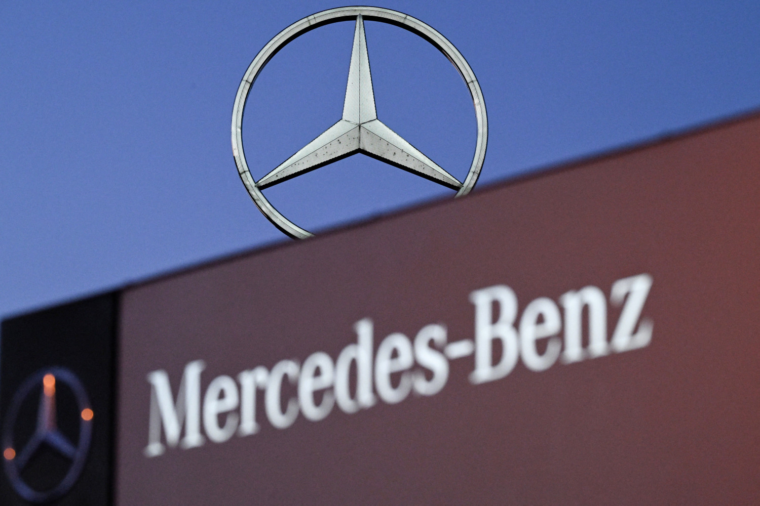 Senator Says Mercedes-Benz May Skirt China Auto Technology Ban Working Through Congress