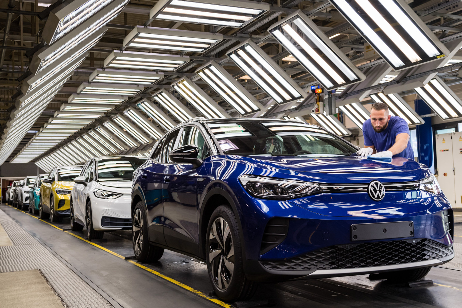 VW to Cut Global Production Capacity By 1 Million Cars a Year: CEO