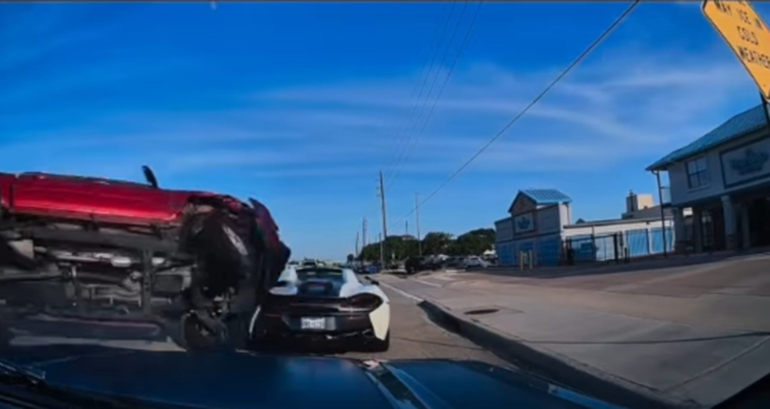 Toyota, Toyota Tacoma, Nissan, Nissan GT-R, McLaren, Toyota Tacoma Driver Crashes Into Nissan GT-R, McLaren 570S Spider