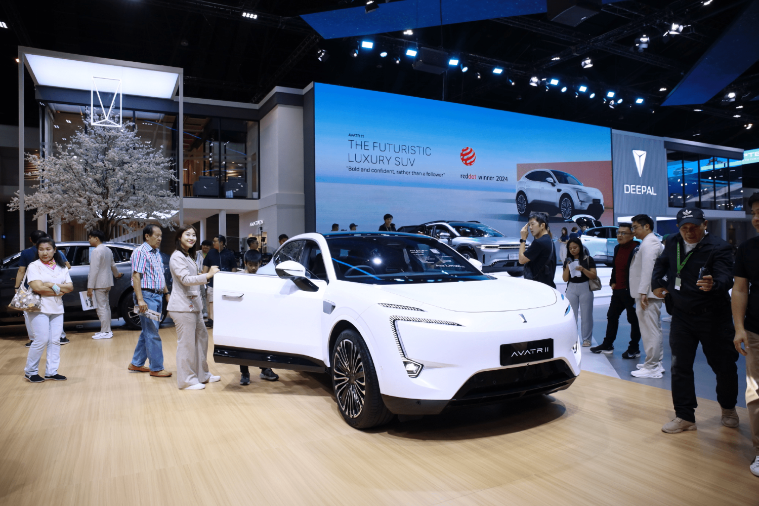 Avatr Rolls Out Right-Hand-Drive Avatr 07, Begins Thailand Shipment