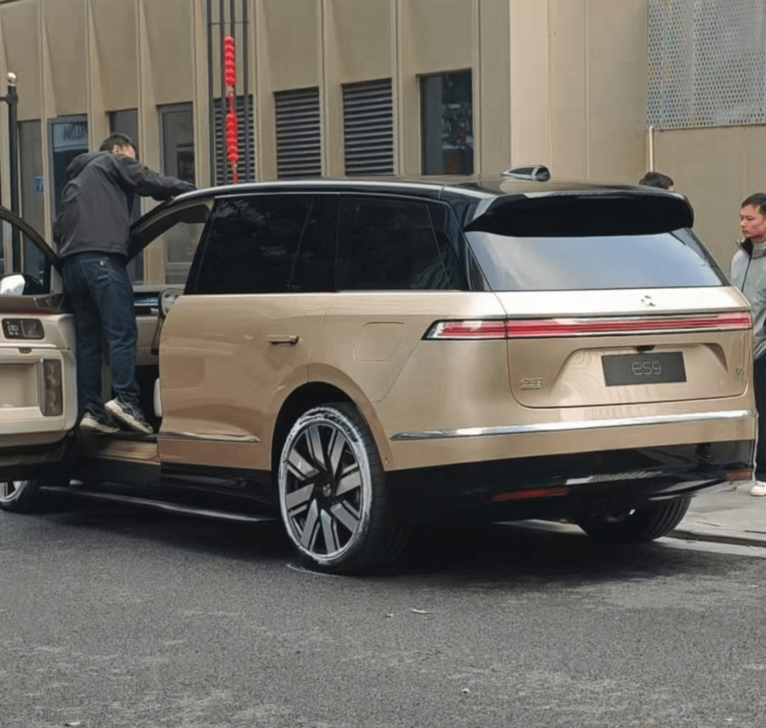 NIO ES9 Uncovered Spy Shots Leak Ahead of April 9 Debut