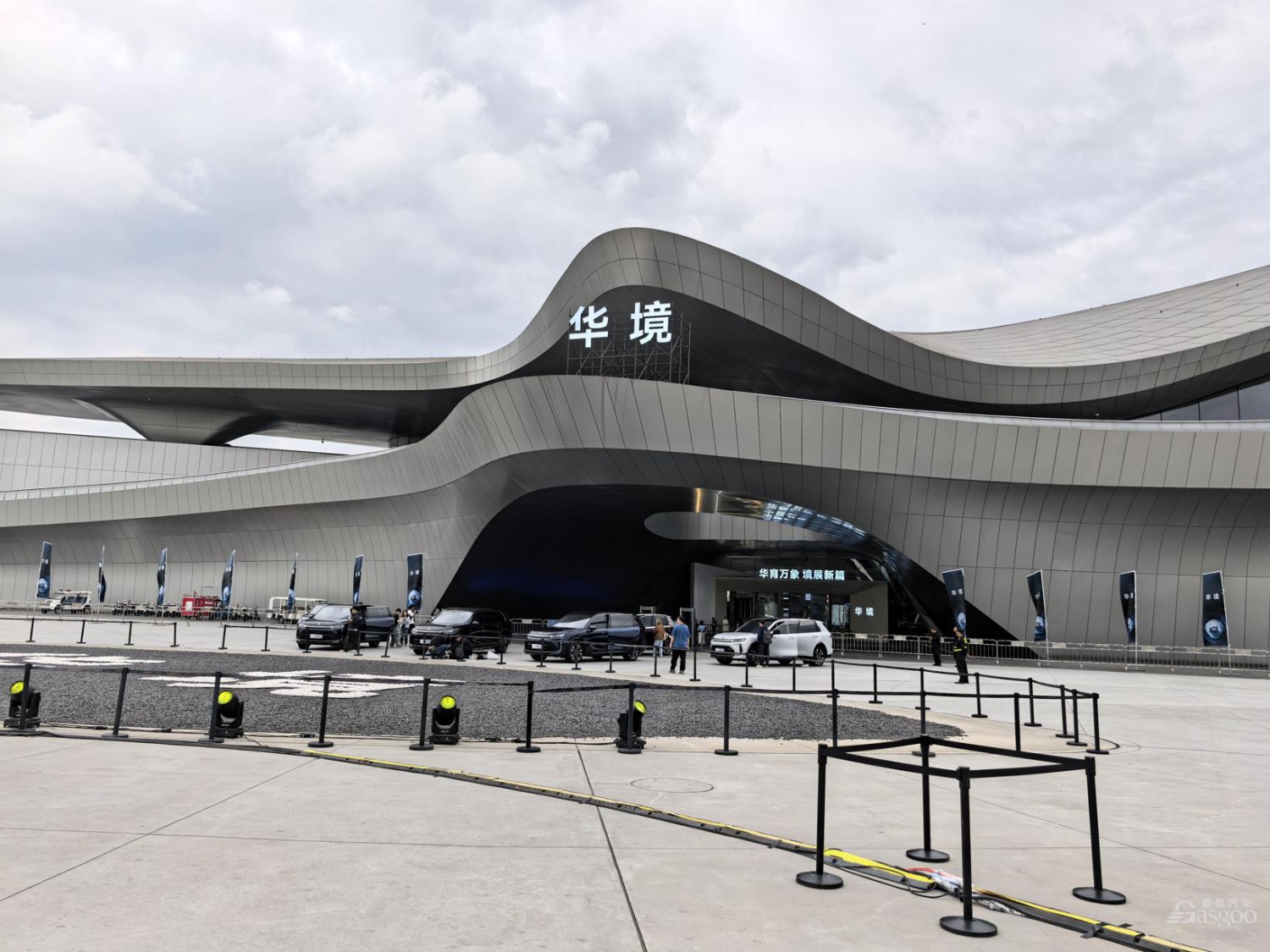 Huajing S Debut: Independent Brands Moving Upmarket, Is Huawei the Universal Cure?