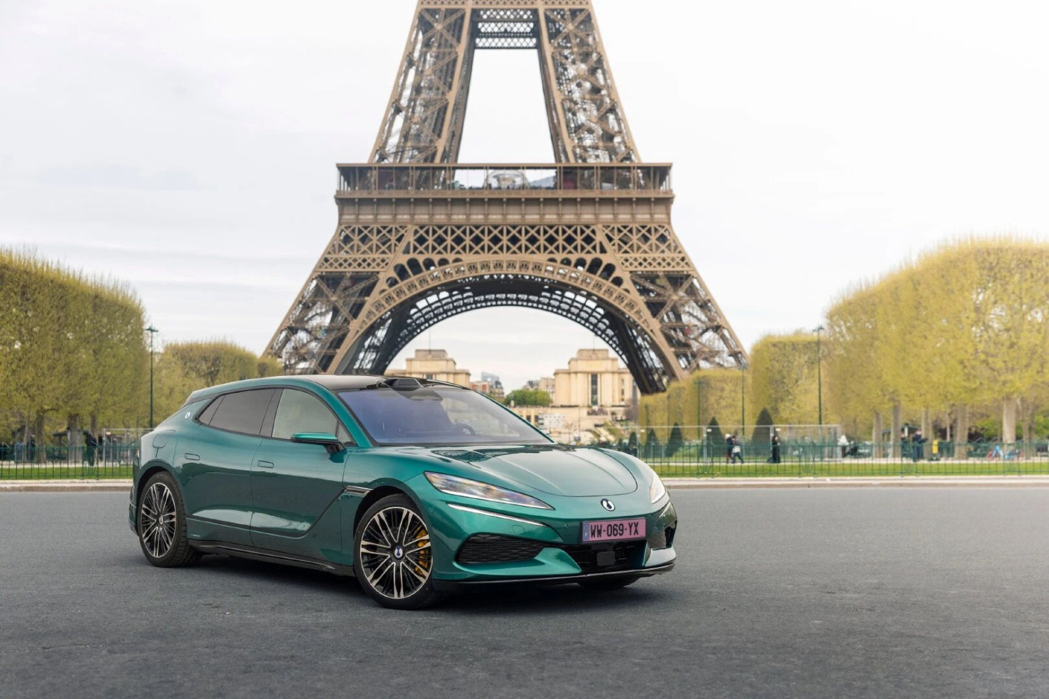 Denza, Denza enters Europe with Z9GT, D9; flash-charging technology makes simultaneous debut