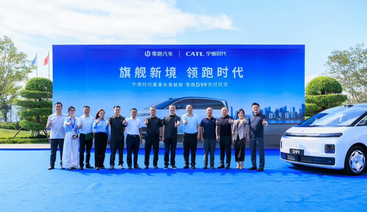 Zeng Yuqun Becomes Leapmotor D99 Owner, Zhu Jiangming Delivers Personally