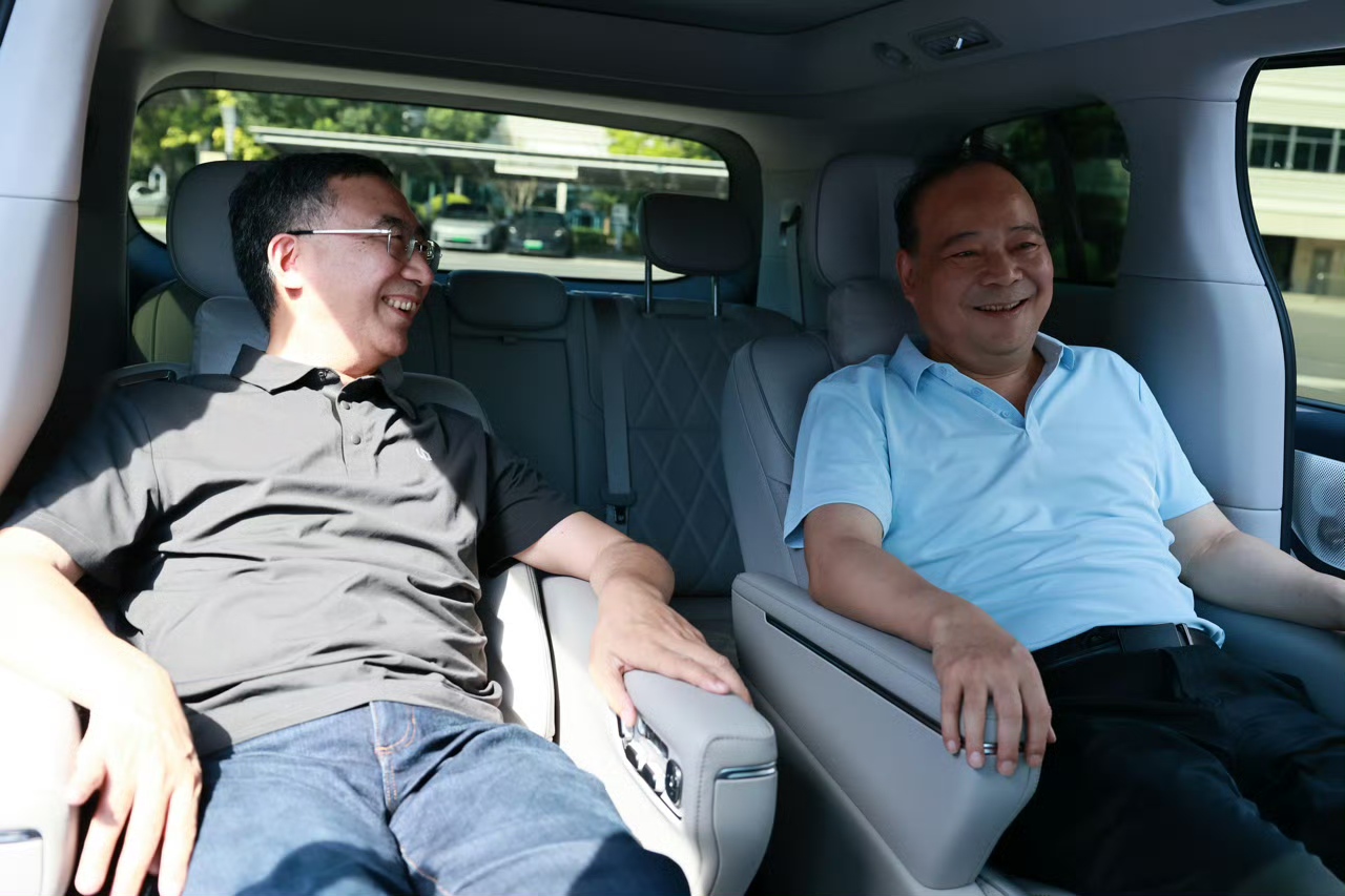 Zeng Yuqun Becomes Leapmotor D99 Owner, Zhu Jiangming Delivers Personally