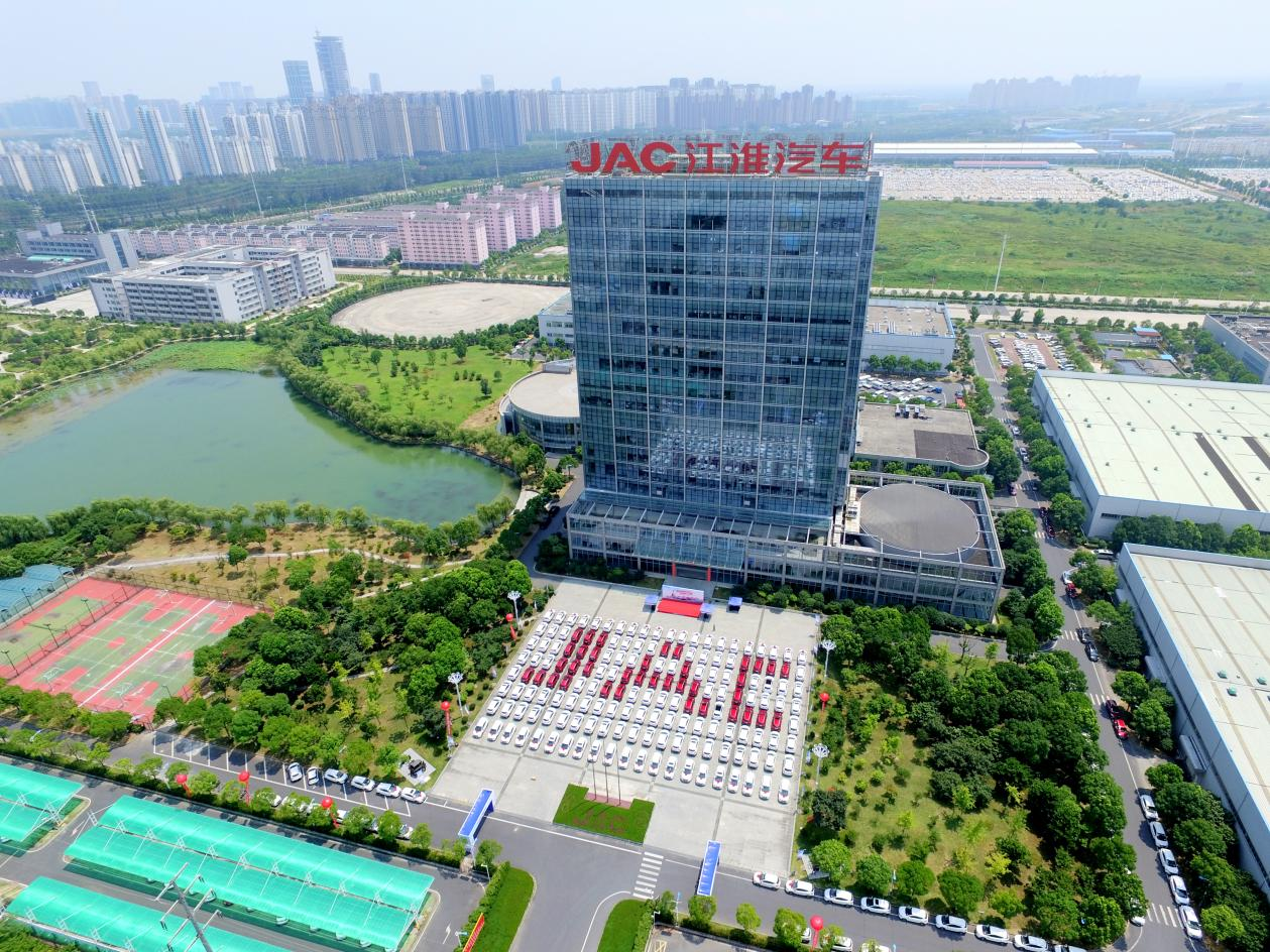 JAC Group Showcases Two MAEXTRO Flagships at Chengdu Auto Show
