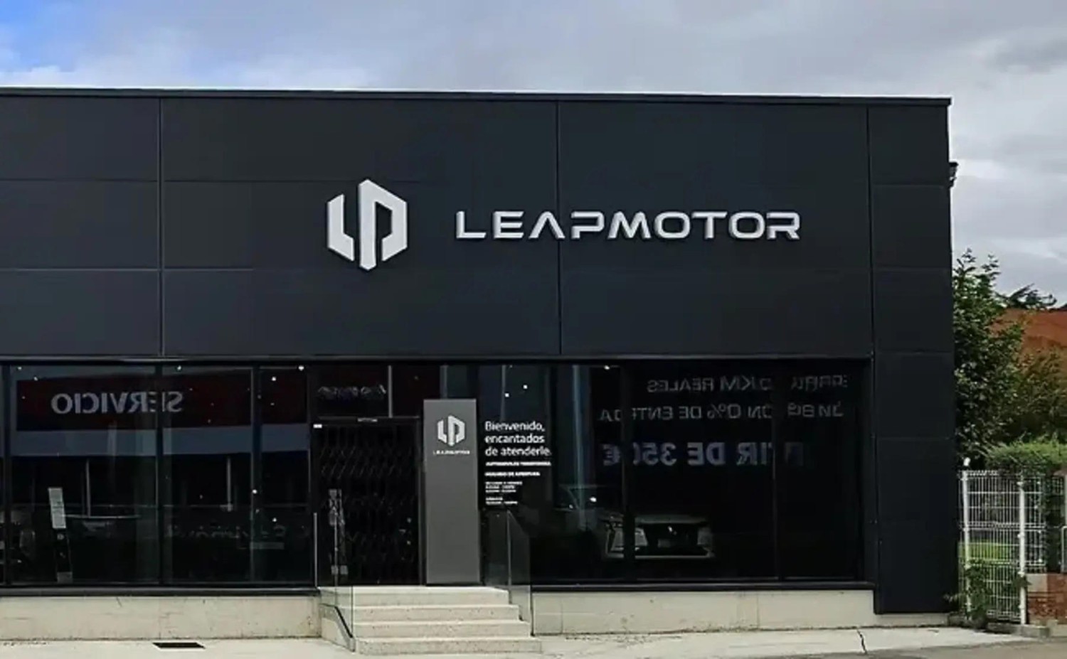 He encontrado este coche aparcado y me llamó la atención su logo: nunca lo había visto, pero cada vez será más conocido