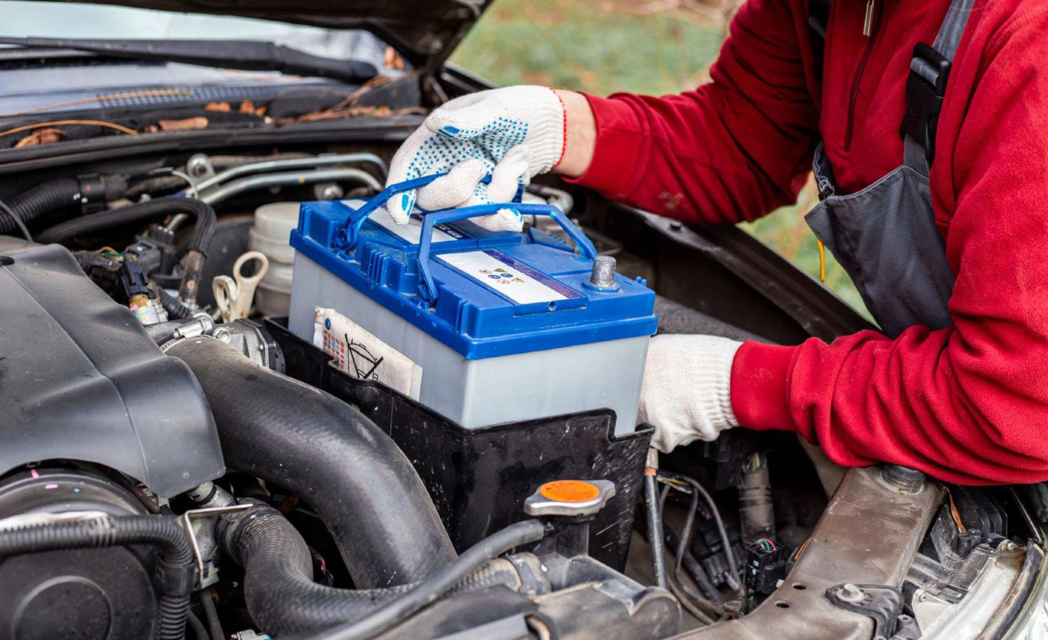 ¿Al cargar la batería del coche sabes qué cable va primero? ¿El negro o el rojo?