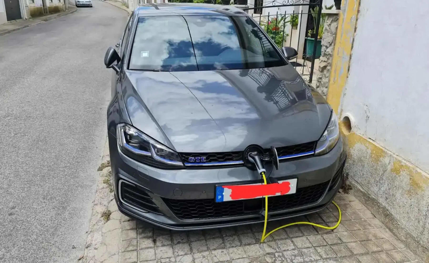 Vive en un quinto piso y tiró el cable para cargar su coche eléctrico: el viral es para verlo en bucle
