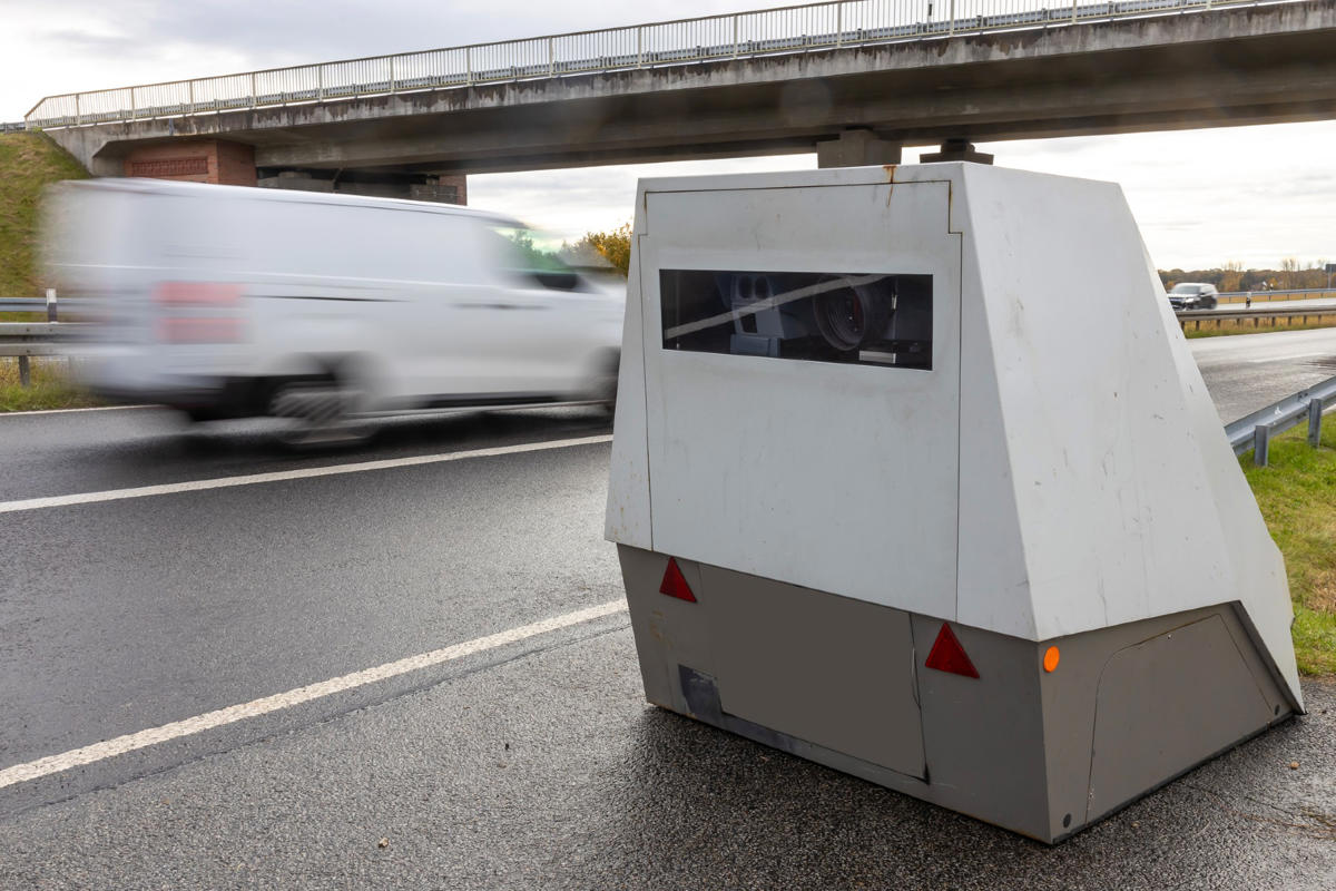 Todos los conductores con miedo a los radares fijos y móviles: el verdadero peligro llega ahora en estos remolques que la DGT ya prepara